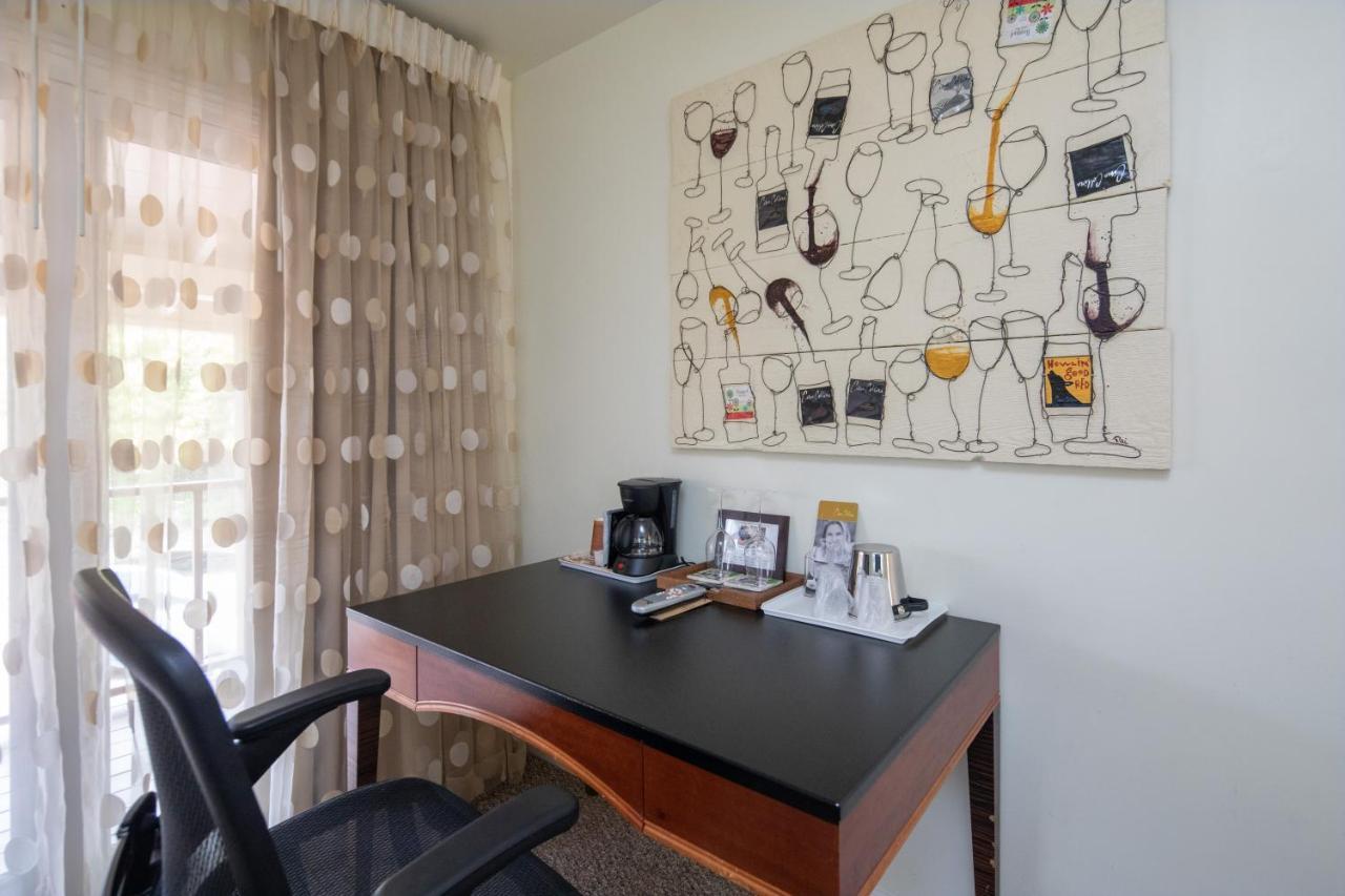 The Vendange Carmel Inn & Suites Buitenkant foto