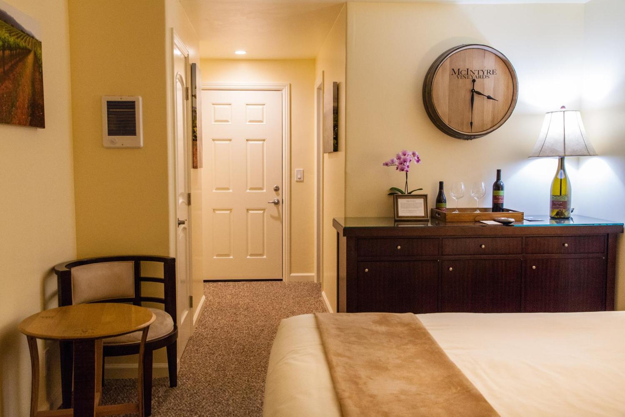 The Vendange Carmel Inn & Suites Buitenkant foto